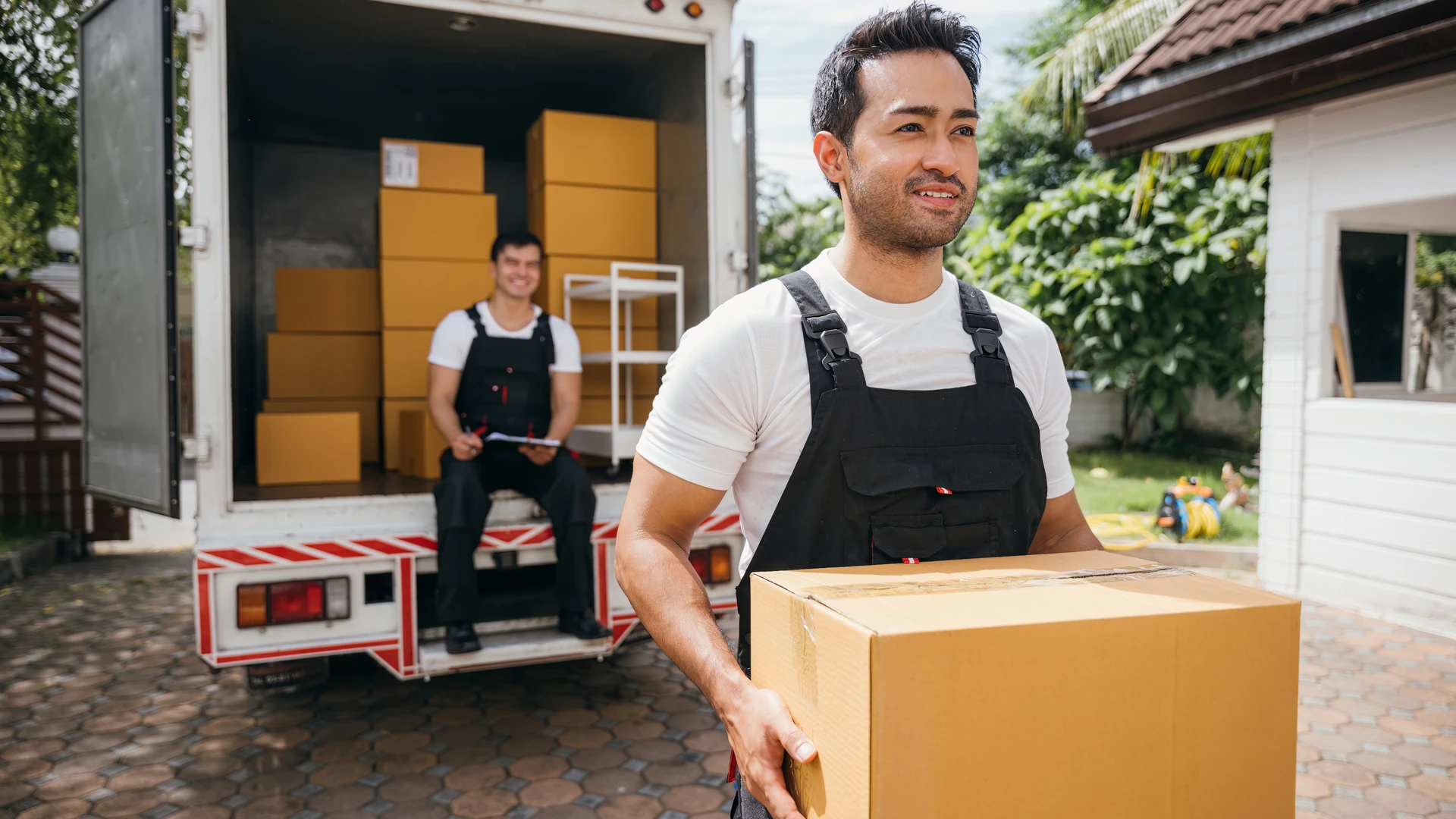 Umzugswagen beim Entladen